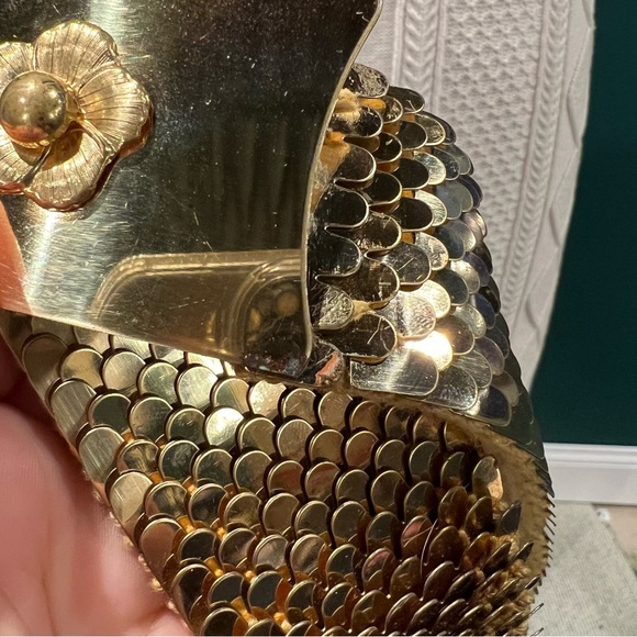 Vintage Stretch Gold belt. Articulated fish scale pattern hold metal flower belt - Picture 6 of 10